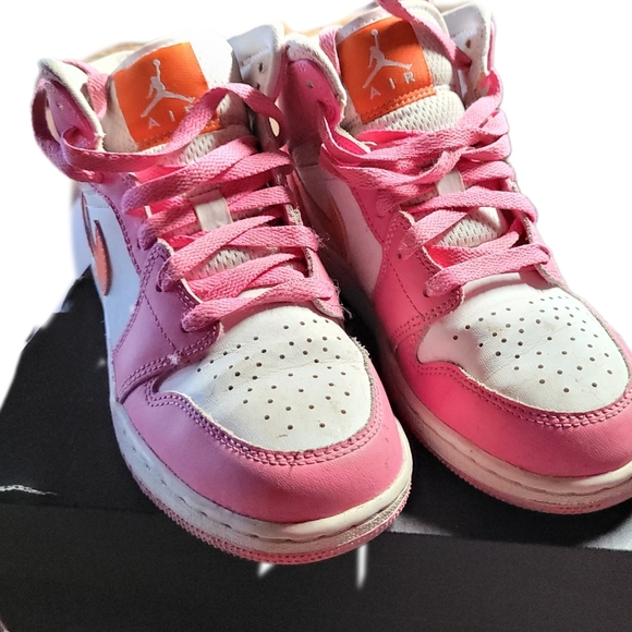 AIR JORDAN 1 MID (GS) Glace Rose, Girls Hi-top Basketball Shoe - Picture 2 of 6